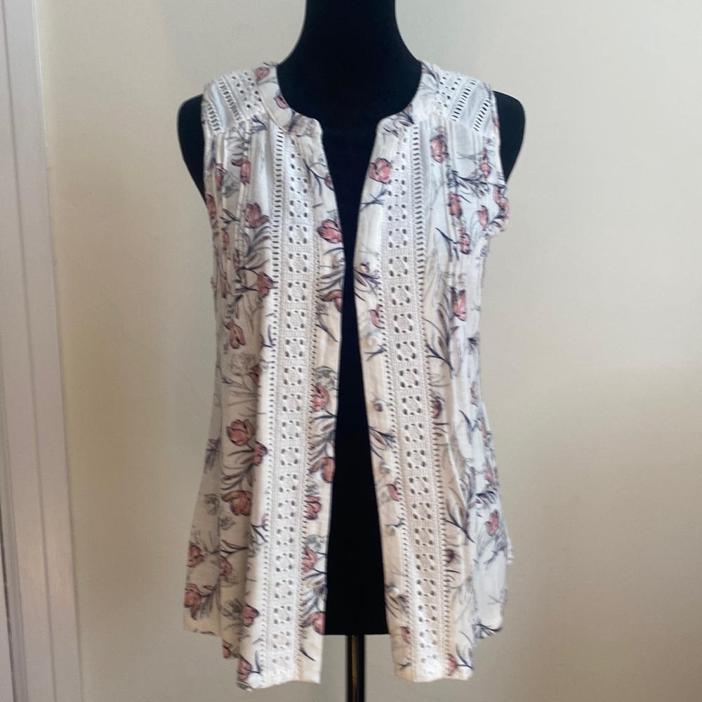 Adorable spring top. Versatile and so cute for warmer weather!